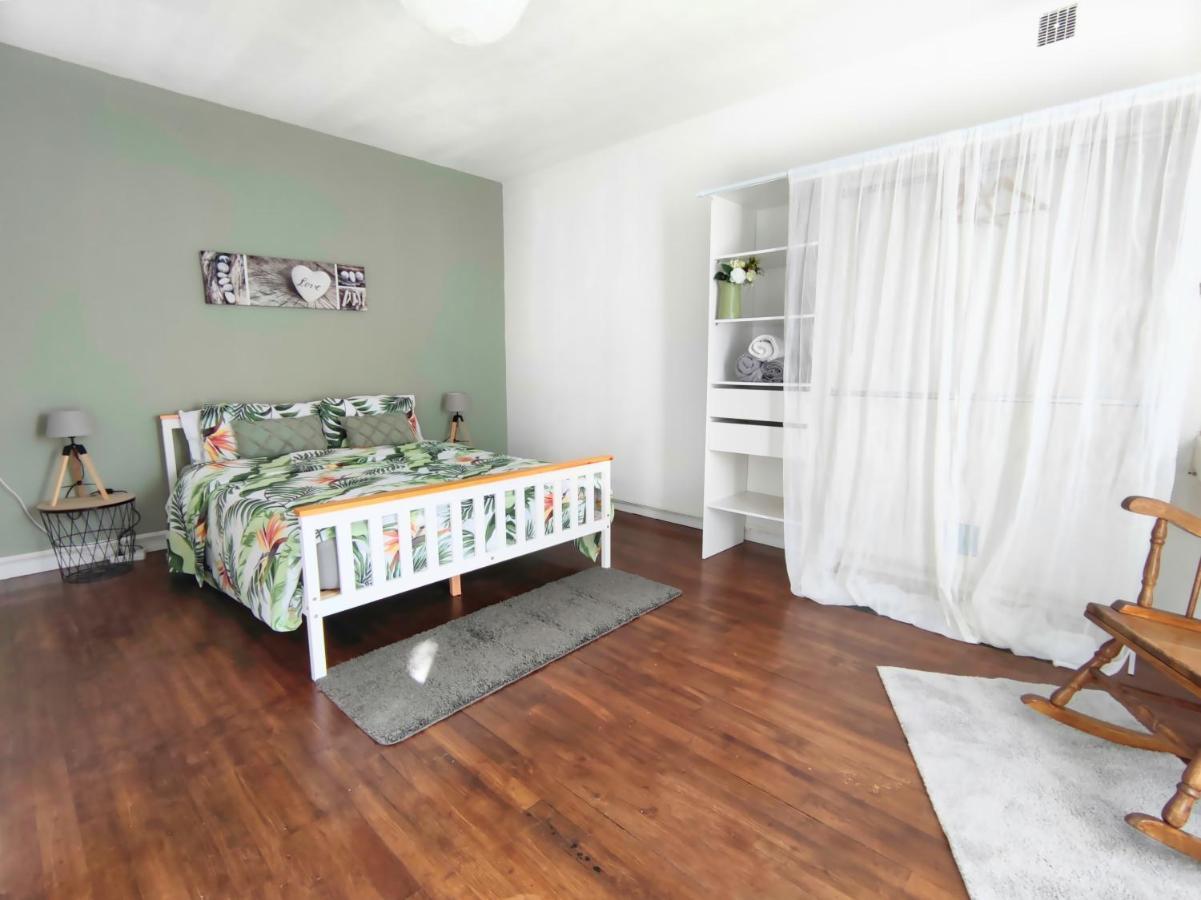 Number 22 - Le Dorat - Apartment One With Garden & Free Parking 외부 사진
