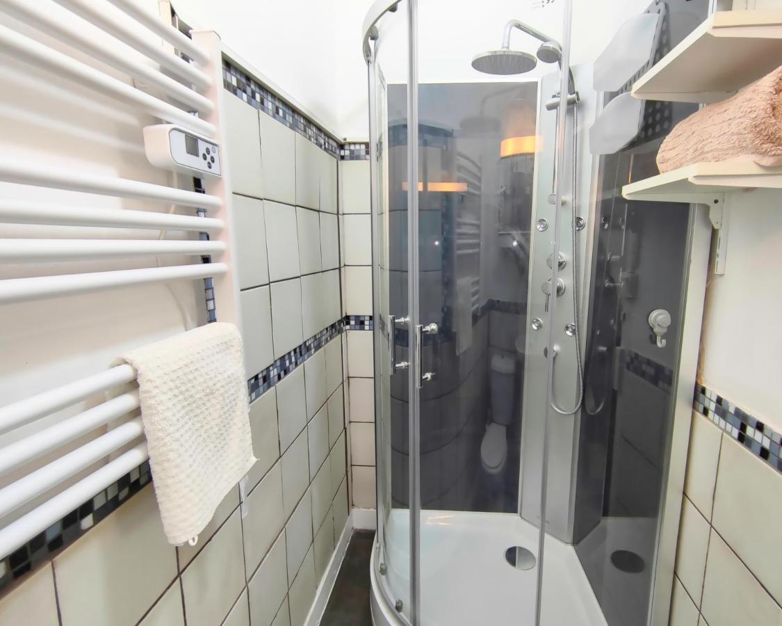 Number 22 - Le Dorat - Apartment One With Garden & Free Parking 외부 사진